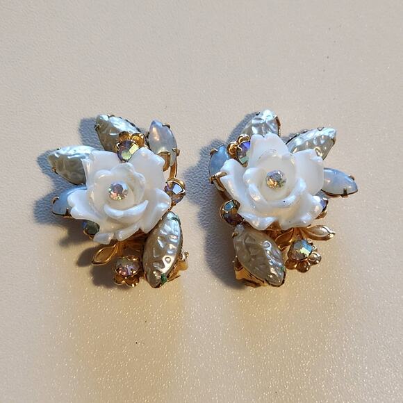 Vintage Beau Jewels Flower Earrings Clip-ons with White Flowers and Gold Leaves - Picture 2 of 8
